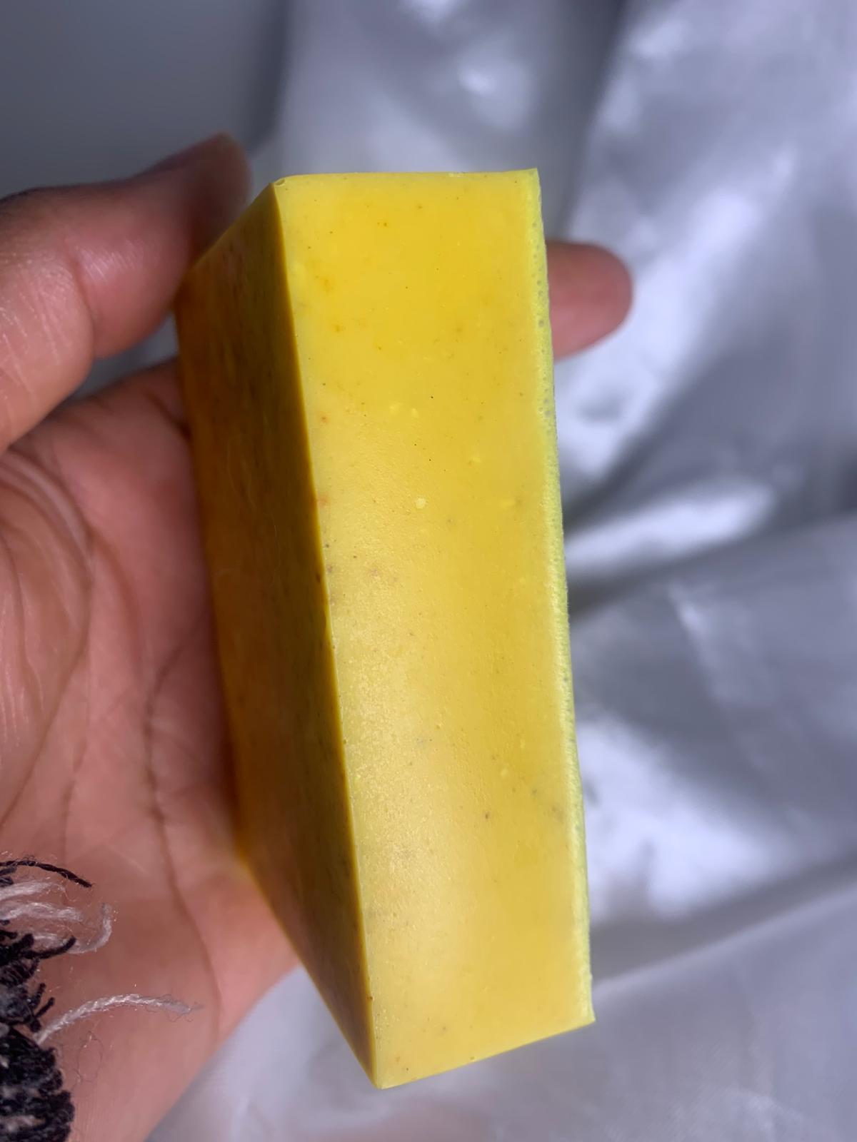 Savon nourrissant visage et corps au curcuma et mousse de mer, seamoss and tumeric soap.