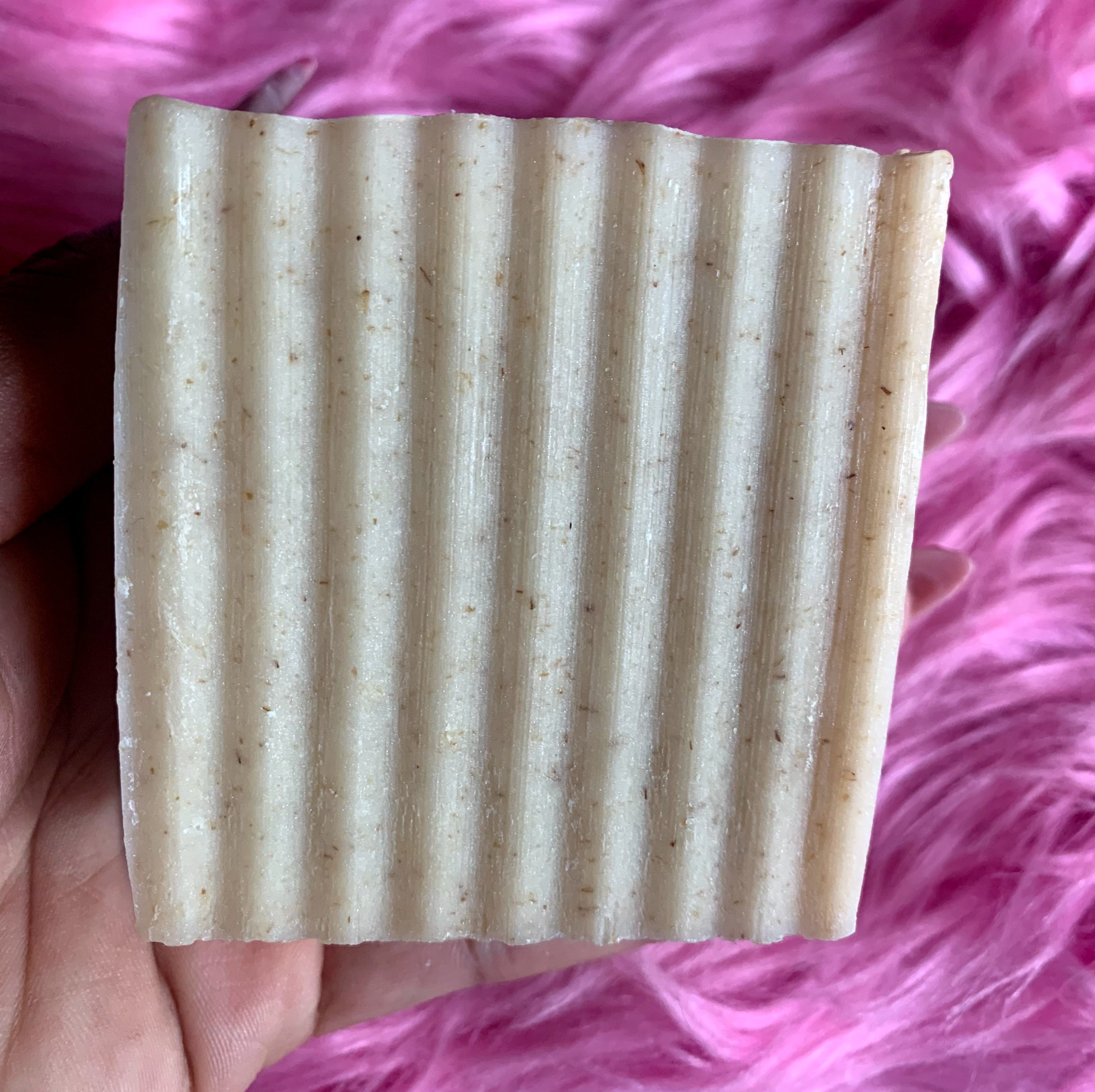 ✨Savon au lait de chevre,miel et flocons davoines pour peaux sensibles✨