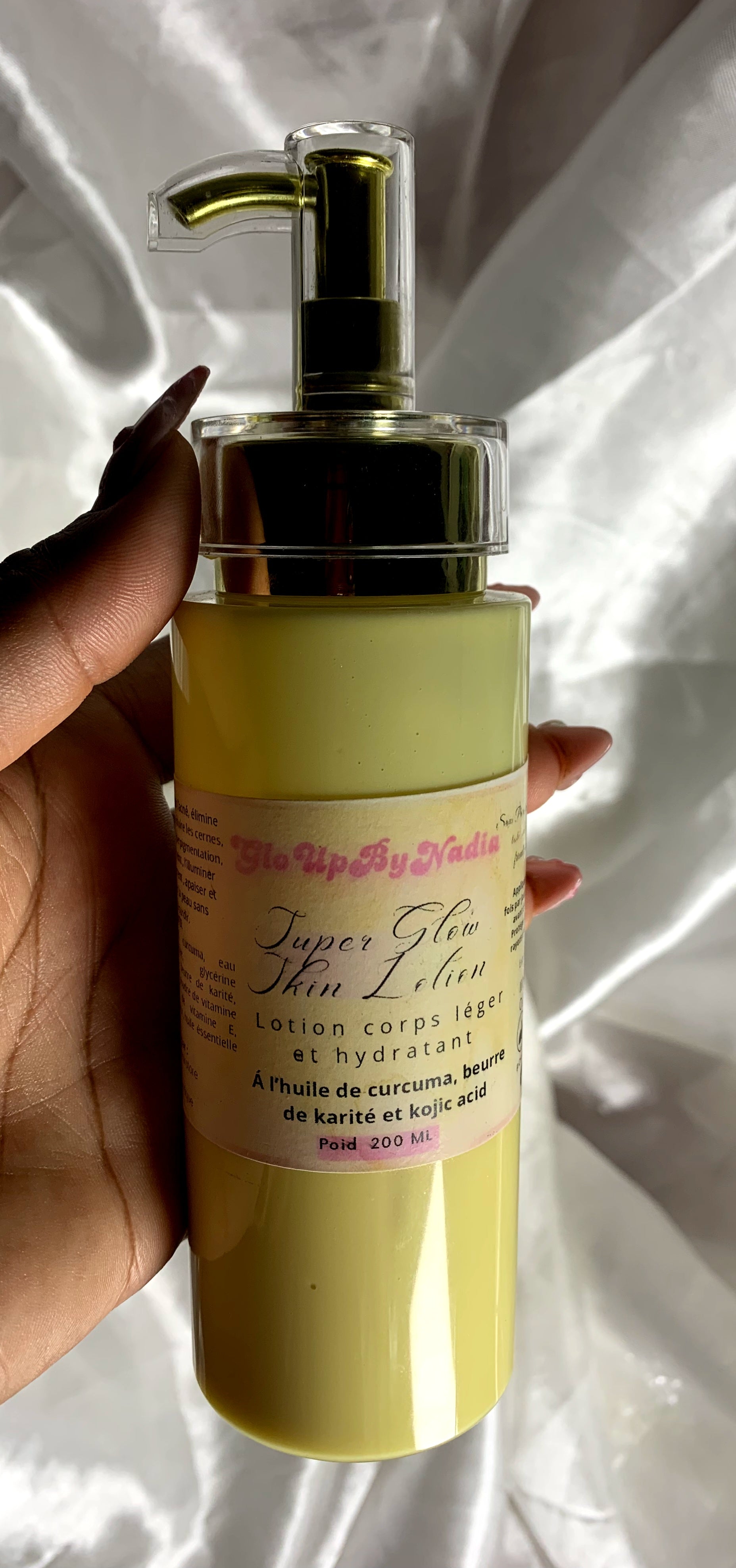 Lait corps curcuma éclaircissant et hydratant.