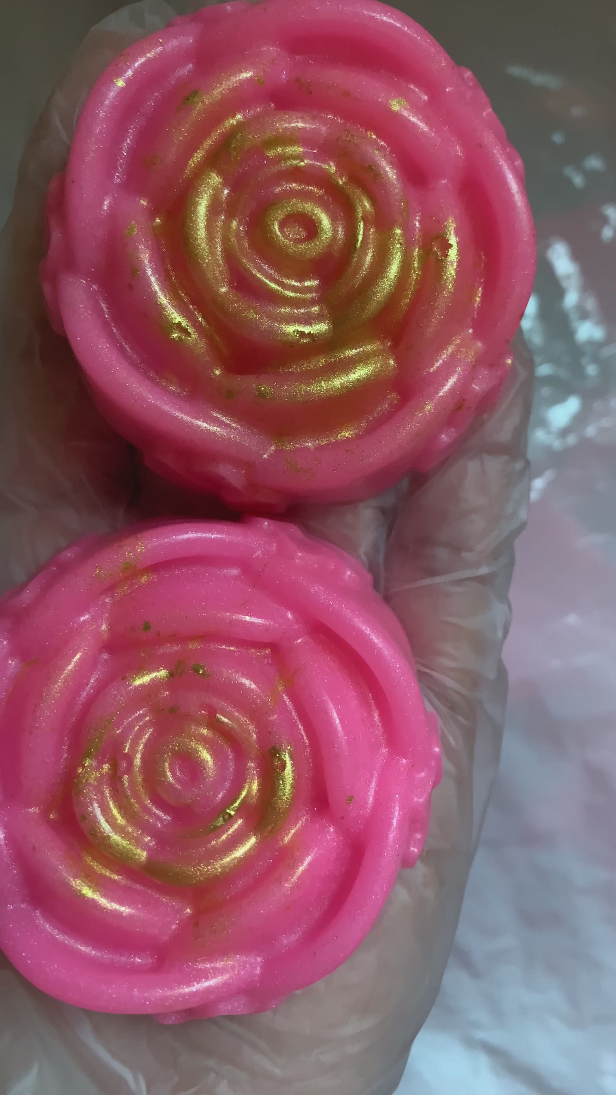 Charger la vidéo : Savon rose 🥀 pour visage et corps