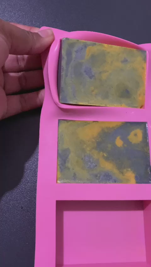 Charger la vidéo : Savon au curcuma et charbon actif