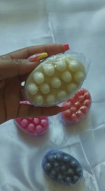 Charger la vidéo : Savons de massage au lait de chevre